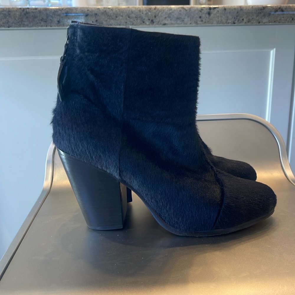 RAG AND BONE NAVY BLUE CALFHAIR NEWBURY BOOT. 38.5